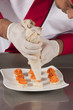 Foto: chef garnishing canapes chef garnishing canapes