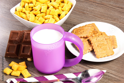 Photo: colazione con latte e cereali colazione con latte e cereali