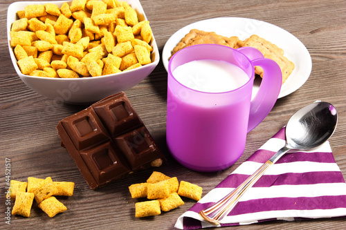 Photo: colazione con latte e cereali colazione con latte e cereali