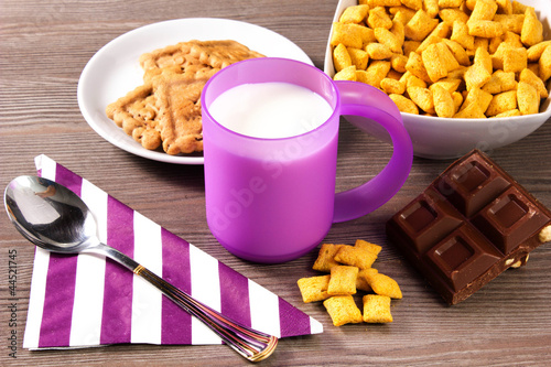 Photo: colazione con latte e cereali colazione con latte e cereali