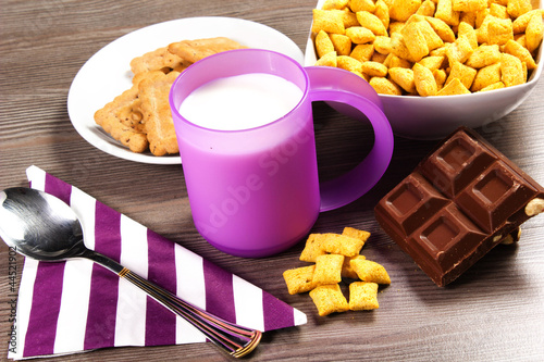 Photo: colazione con latte e cereali colazione con latte e cereali
