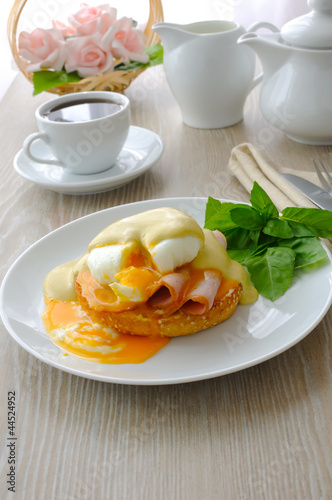 Photo: Boiled eggs (poached) with ham on a bun with sauce Boiled eggs (poached) with ham on a bun with sauce