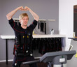 Mann trainiert mit Strom - EMS Training