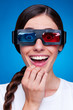 Foto: cheerful young woman watching 3d film cheerful young woman watching 3d film
