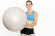 Junge Frau mit Gymnastikball