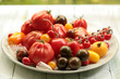 Verschiedene Tomaten auf einer Schale