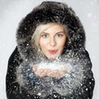 Foto: Nice lady dressed in warm winter coat breathalysing snow Nice lady dressed in warm winter coat breathalysing snow