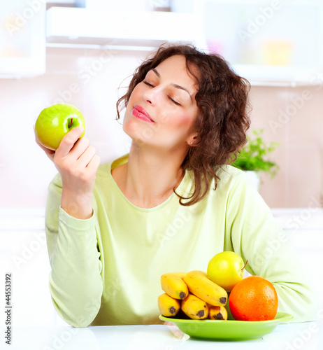 Foto: Dieting concept. Healthy Food. Young Woman Eats Fresh Fruit Dieting concept. Healthy Food. Young Woman Eats Fresh Fruit