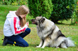 Kind mit Hund im Garten