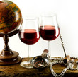 bicchieri di vino rosso con mappamondo fondo bianco