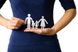 Familie an die Hand nehmen; symbolisch