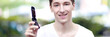 Junge telefoniert mit Smartphone