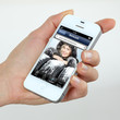 Foto: Smartphone holding in a hand with copyspace Smartphone holding in a hand with copyspace