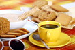 Prima colazione con caffè,latte e biscotti