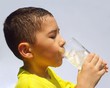 Foto: kid sipping lemonade, sweating hot under direct sunl kid sipping lemonade, sweating hot under direct sunl