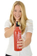 Junge Frau mit Feuerlöscher