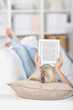 frau liest ebook auf dem sofa