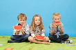 Kinder essen Wassermelone