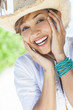 Foto: Beautiful Mixed Race Woman Laughing In Straw Cowboy Hat Beautiful Mixed Race Woman Laughing In Straw Cowboy Hat