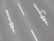 weiße pfeile auf dem asphalt