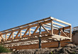 Holzbauweise vor blauem Himmel