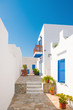 Foto: Colorful alleyway in Sifnos, Greece Colorful alleyway in Sifnos, Greece