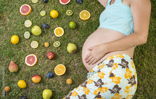 Foto: Pregnant woman with fruit Pregnant woman with fruit