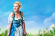 junge blonde Frau in Trachtenmode