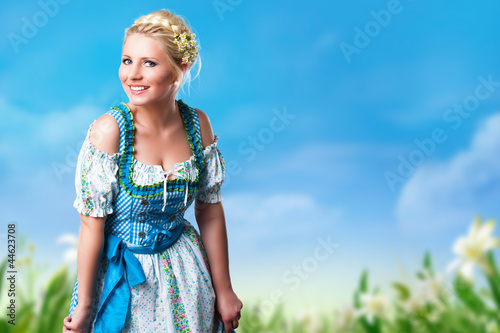 Photo: junge blonde Frau in Trachtenmode junge blonde Frau in Trachtenmode