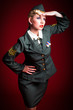 junge Frau in Uniform hält Ausschau