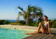 Photo: jeune fille à la piscine jeune fille à la piscine
