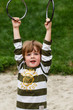 Junge an Ringen