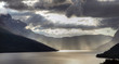 Sonnenstrahlen über einsamen Fjord (Norwegen)