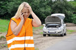 Junge Frau hat Autopanne