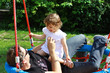 Ein Vater spielt mit seiner Tochter auf einem Spielplatz