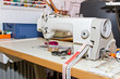Nähmaschine mit Nähutensilien