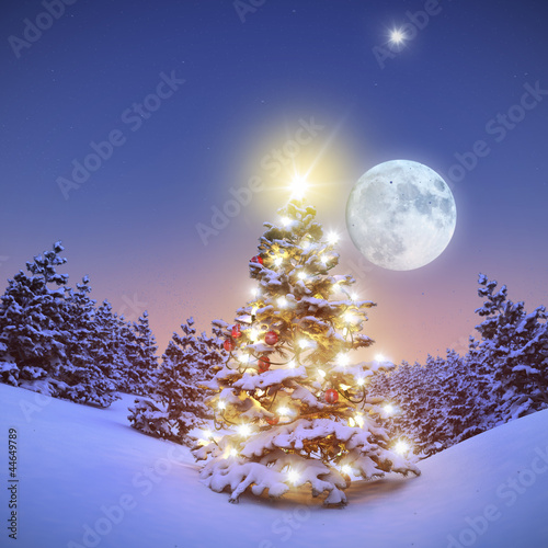 Illustration: Geschmückter Weihnachtsbaum im verschneiten Wald 3D Geschmückter Weihnachtsbaum im verschneiten Wald 3D