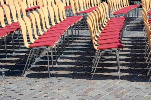 Photo: unbesetzte Stühle bei einer Veranstaltung unbesetzte Stühle bei einer Veranstaltung