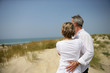 Foto: Couple embracing in dune Couple embracing in dune