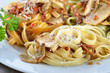 Tagliatelle tricolore mit Steinpilzen u. pikanter Wein-Specksoße