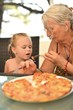 petite fille qui mange une pizza