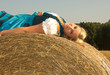 Frau blond Trachtenkleid Dirndl auf Strohballen