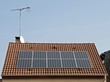 Photo: panneau solaire photovoltaïque sur un toit de maison panneau solaire photovoltaïque sur un toit de maison