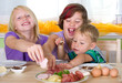 Foto: Kinder beim Frühstück Kinder beim Frühstück