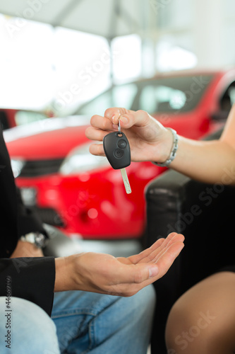 Photo: Frau übergibt Mann Autoschlüssel Frau übergibt Mann Autoschlüssel