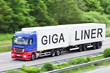 Gigaliner Langer LKW auf der Autobahn