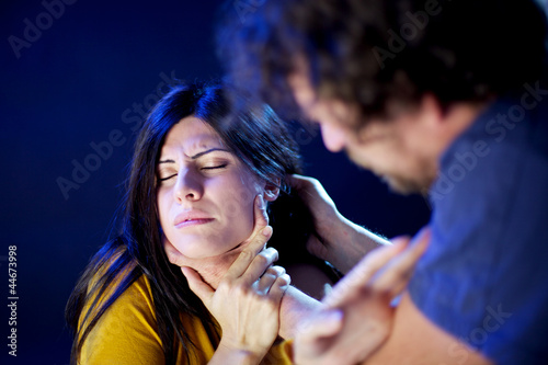 Foto: Bad man abusing of beautiful woman Bad man abusing of beautiful woman