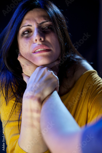Foto: Woman with brooses being strangled by man Woman with brooses being strangled by man