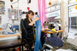Foto: Schneiderin bei der Arbeit Schneiderin bei der Arbeit