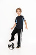 junge spielt Fussball